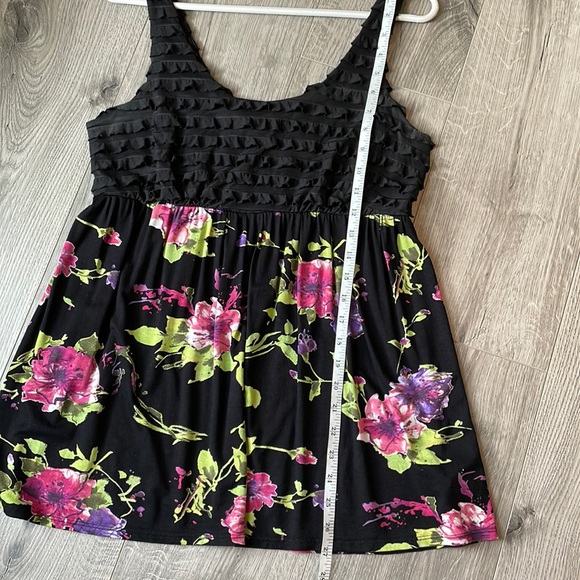 Weston Wear Ruffled Tank top with empire waist with Flower pattern . - Picture 7 of 9